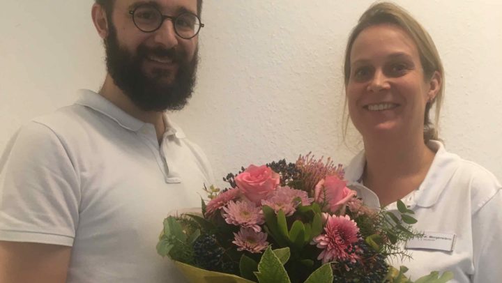 Die neue Fachärztin im Hautarztteam, Frau Dr. Kathrin Morgenstern, wird von Dr. Kirchner mit einem Blumenstrauß begrüßt