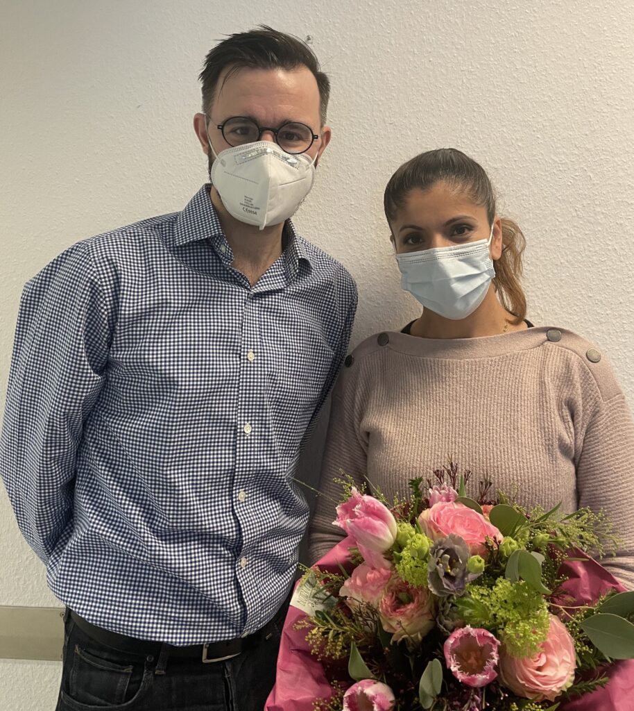 Dr. Kirschner begrüßt Frau Cali im Team der Medizinischen Kosmetik in Mainz